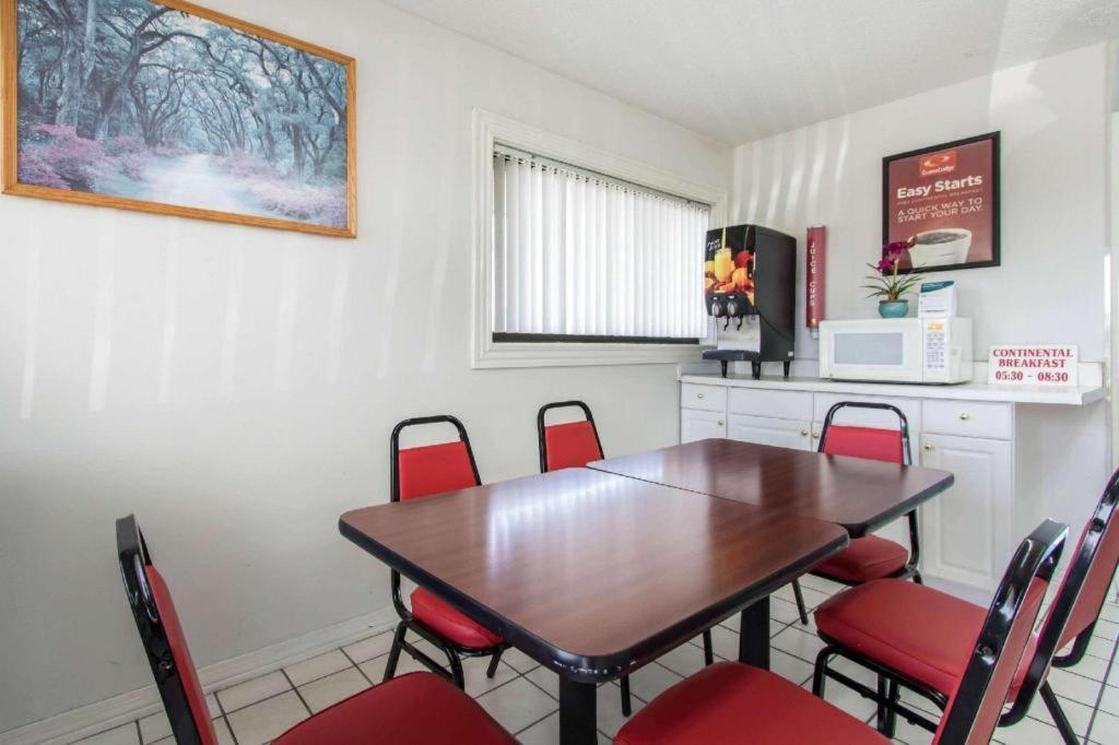 Lodge Econo Crestview
