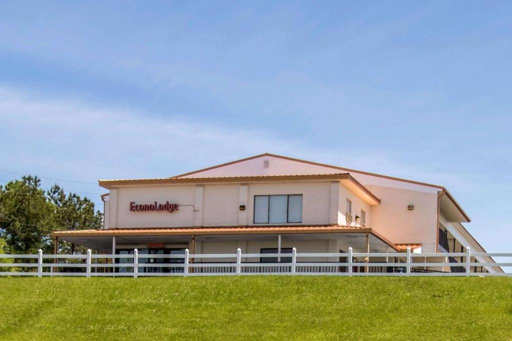 Econo Lodge *